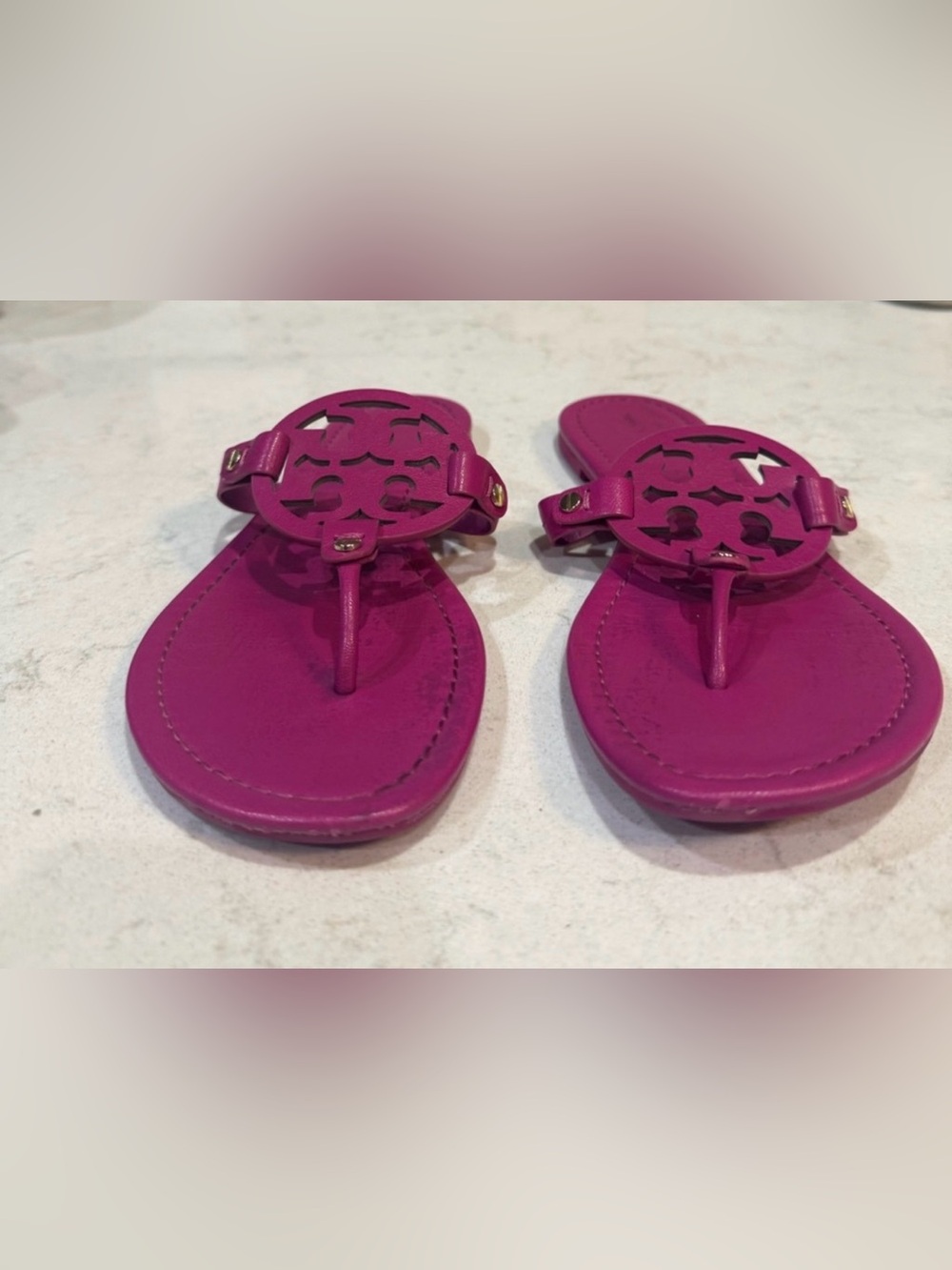 Tory Burch Magenta Leather Miller Logo Thong Sandals - Picture 2 of 3
